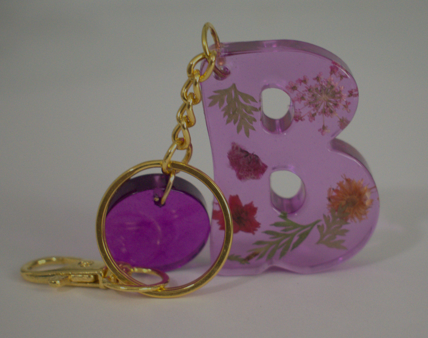 Pink Resin Letter B Keychain with Natural Dried Flowers - a Charming Accessory!