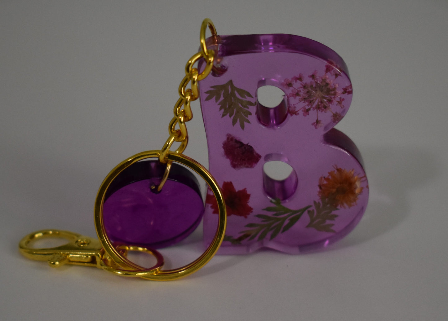 Pink Resin Letter B Keychain with Natural Dried Flowers - a Charming Accessory!
